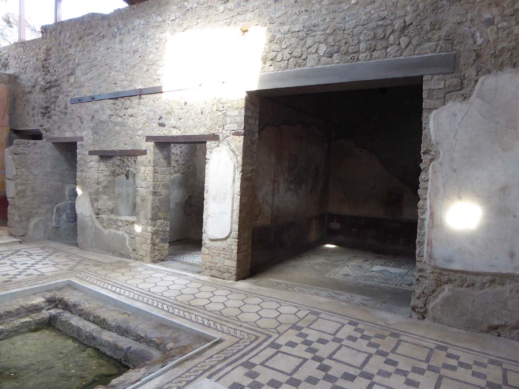 VII.2.45 Pompeii. September 2018. Looking towards doorways to rooms on east side of atrium.
Foto Annette Haug, ERC Grant 681269 DÉCOR.