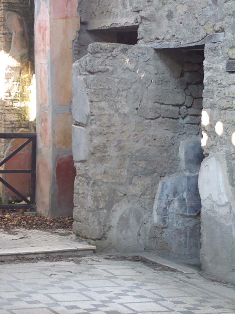 VII.2.45 Pompeii. September 2005. Doorway to a triclinium, the third room on east side of atrium.
In the east wall of the tablinum was a window into the triclinium.