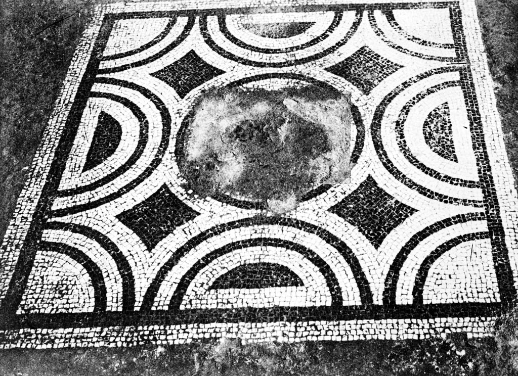 VI.2.45 Pompeii. W.12. Black and white mosaic emblema of floor, the central element was missing.
This was found in the triclinium entered by the third doorway on the east side of the atrium.
Photo by Tatiana Warscher. Photo © Deutsches Archäologisches Institut, Abteilung Rom, Arkiv.