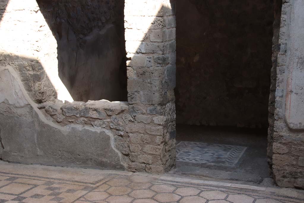 VII.2.45 Pompeii, September 2017. Window and doorway to cubiculum in centre of east side of atrium.
Photo courtesy of Klaus Heese.