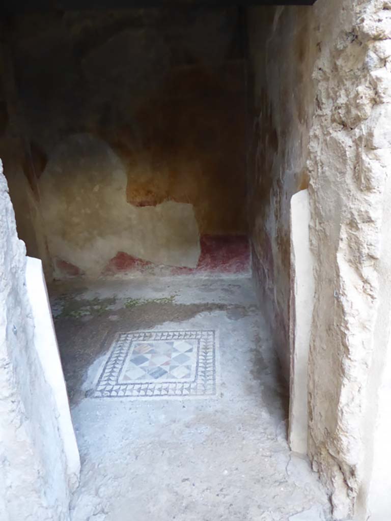VII.2.45 Pompeii. September 2018.
Looking east through doorway of cubiculum in centre of east side of atrium.
Foto Annette Haug, ERC Grant 681269 DÉCOR.