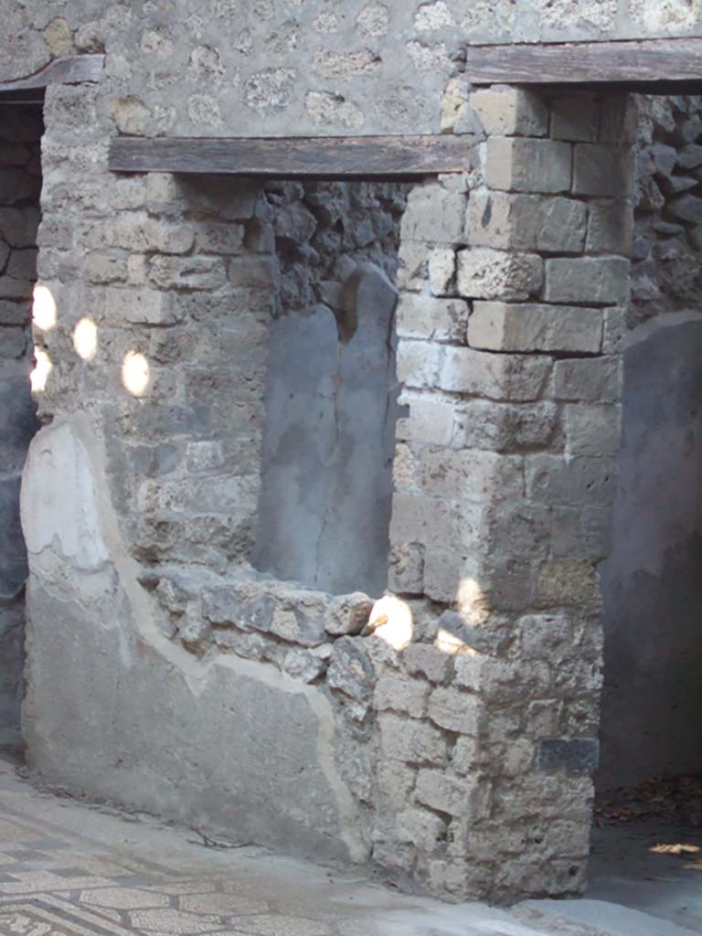 VII.2.45 Pompeii. September 2005.
Doorway to cubiculum, the second room on east side with window overlooking atrium.