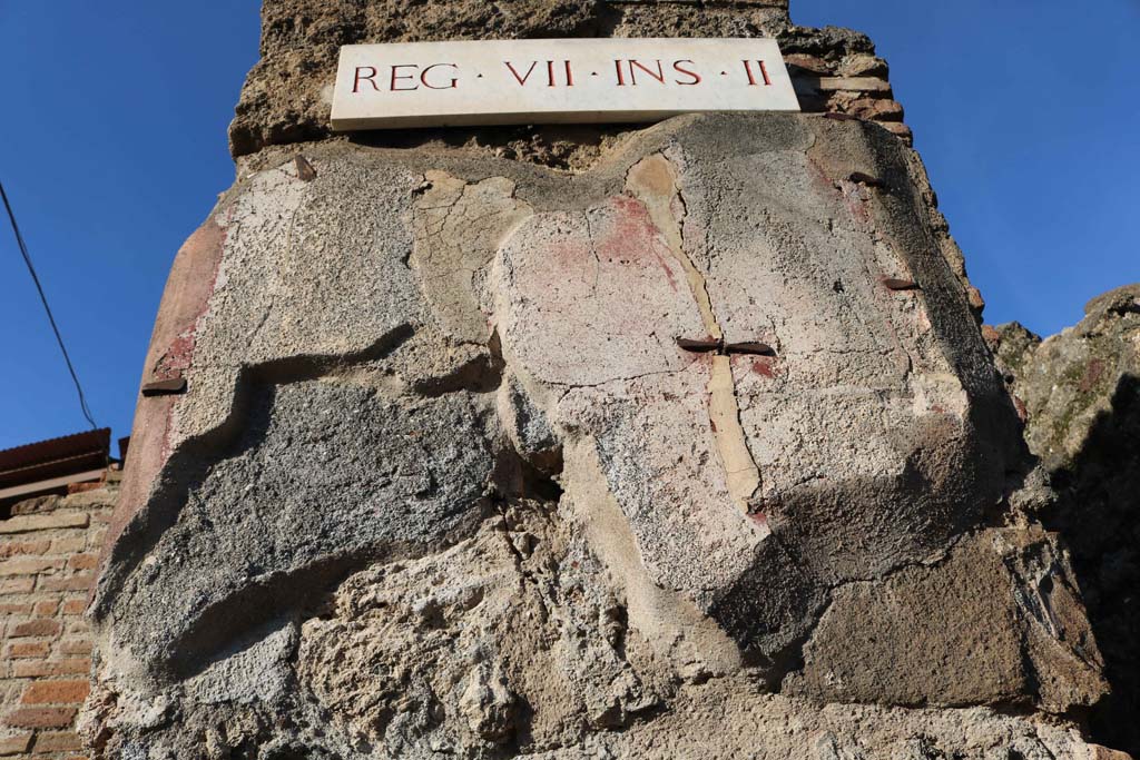 VII.2.47, Pompeii. December 2018.
Looking towards remains of painted decoration on west (left) pilaster between VII.2.46 and 47. Photo courtesy of Aude Durand.