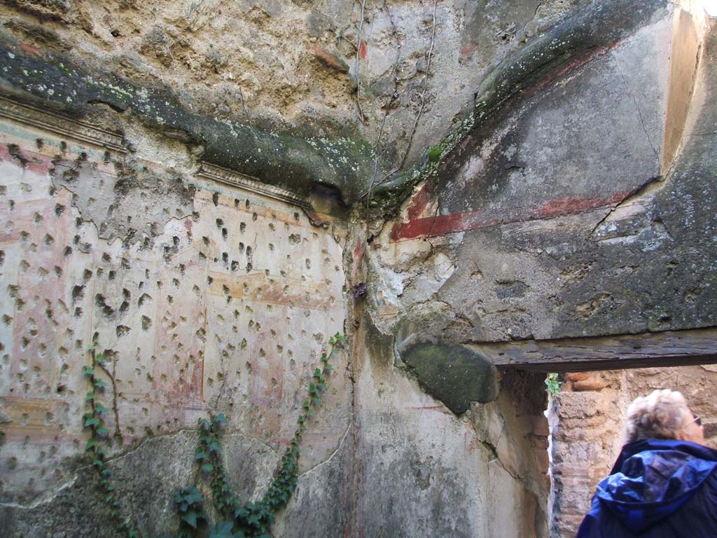 VII.2.48 Pompeii. December 2004.
Cubiculum (bedroom) at rear, looking towards the south-west corner, and doorway to corridor in the west wall.
Remains of painted decoration.