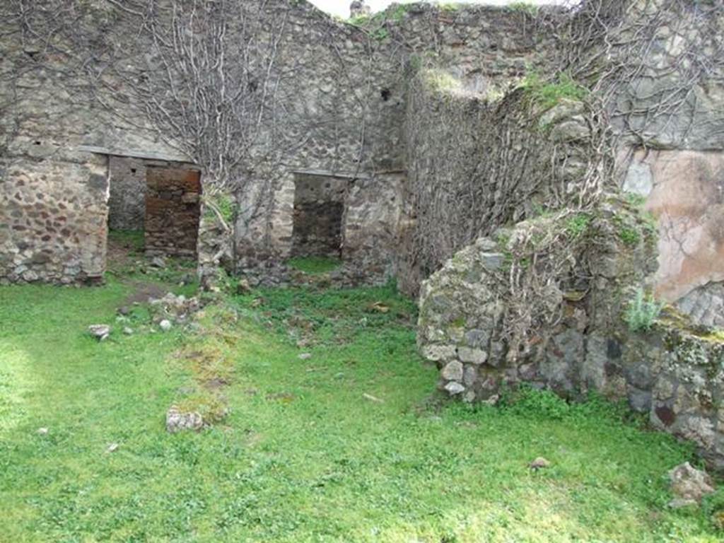 VII.3.4 Pompeii. March 2009. Looking south to the doorway into the garden,on the left. The remains of the walls of the Triclinium, with window onto garden are on the right.