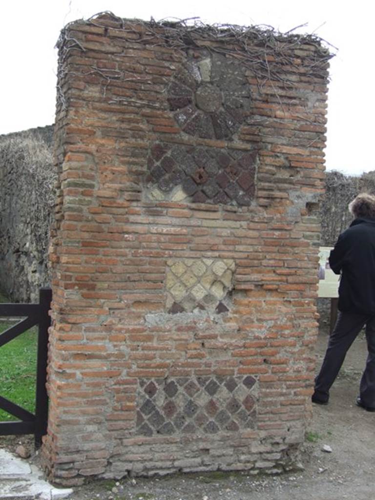 VII.3.7 Pompeii. Shop. December 2007. Pillar between VII.3.8 and VII.3.7.