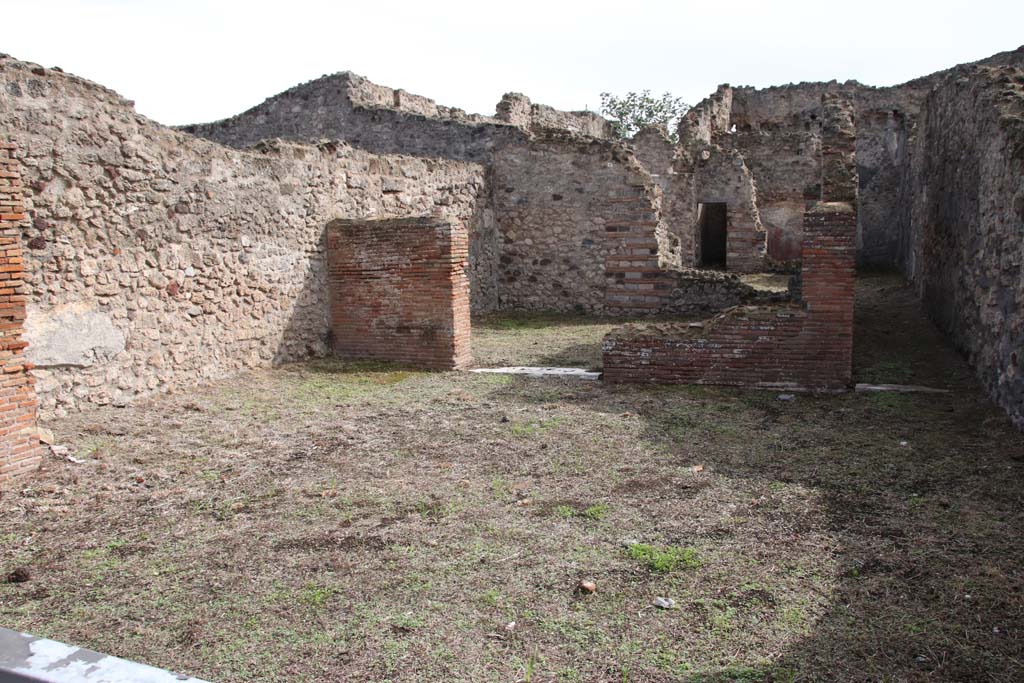 VII.3.8 Pompeii. October 2020.
Looking south-east across shop areas “l(L)”, “m” and “o” to large room (tablinum) “a” , and corridor “b” to rear at side. Photo courtesy of Klaus Heese.