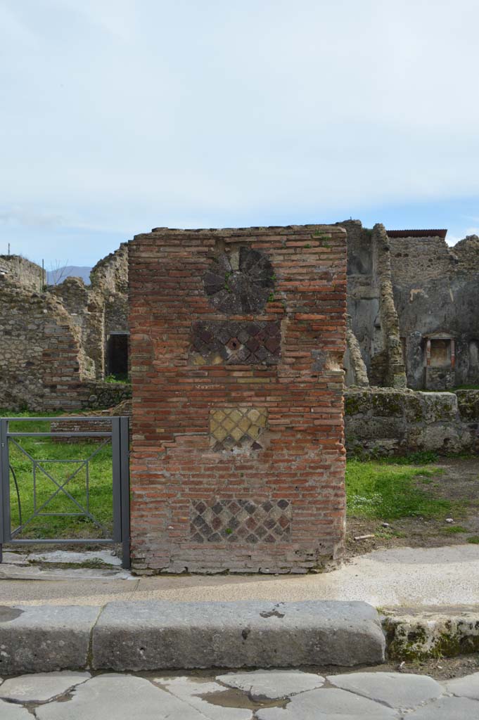 VII.3.8 Pompeii. March 2018.
Looking south to pilaster on west side of shop doorway, between VII.3.8 and VII.3.7.
Foto Taylor Lauritsen, ERC Grant 681269 DÉCOR.