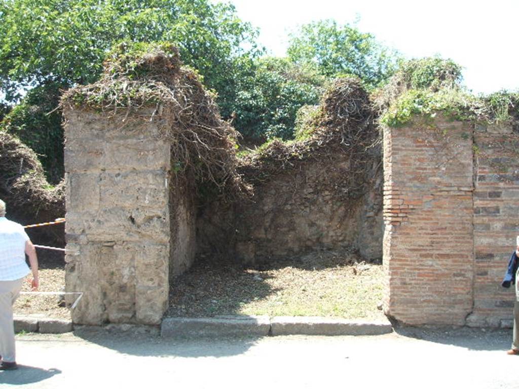 VII.3.19 Pompeii. May 2005. Entrance. Found in April 1843, painted in red, on the pilaster on the right, between VII.3.19 and VII.3.18 the graffiti read:
L(ucium)  Numisium  aed(ilem)  o(ro)  v(os)  f(aciatis)      [CIL IV 838]

Casellium  Marcellum
aed(ilem)  rog(at)  Rubrisius      [CIL IV 839]
See Pagano, M. and Prisciandaro, R., 2006. Studio sulle provenienze degli oggetti rinvenuti negli scavi borbonici del regno di Napoli  Naples : Nicola Longobardi.  (p.159)

According to Fiorelli, found here were various vanishing graffiti, remaining visible and readable were:
(L) . NVMISIVM . AED OVF 
(M) . CASELLIVM . MARCELLVM
                       AED . RO(G . RVBRISIVS)

PAQVIVM

(L) . C . S . IIVIR . OVF
EVHODE . PERFVSOR . CVM . SECV�.
                     O . V . F
See Pappalardo, U., 2001. La Descrizione di Pompei per Giuseppe Fiorelli (1875). Napoli: Massa Editore. (p.87)

According to Della Corte, found on the walls of three rustic shops between 19-21 on Via Stabiana were the graffiti �
rog(at)  Rubellius    [CIL IV 839]

Casellium
[�]
rog(at)  Rubellius    [CIL IV 842]
See Della Corte, M., 1965.  Case ed Abitanti di Pompei. Napoli: Fausto Fiorentino. (p.155)


