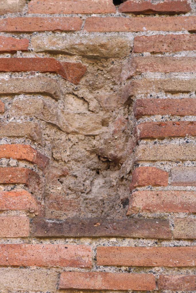 VII.3.23, Pompeii. December 2018.
Recess in masonry pilaster on south side of doorway. Photo courtesy of Aude Durand.