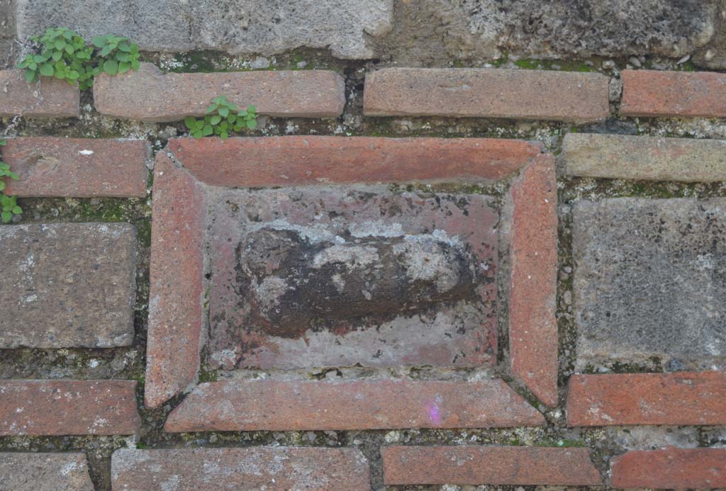 VII.3.23 Pompeii, March 2018. Pilaster on north side of doorway with phallus plaque.
Foto Taylor Lauritsen, ERC Grant 681269 DÉCOR.