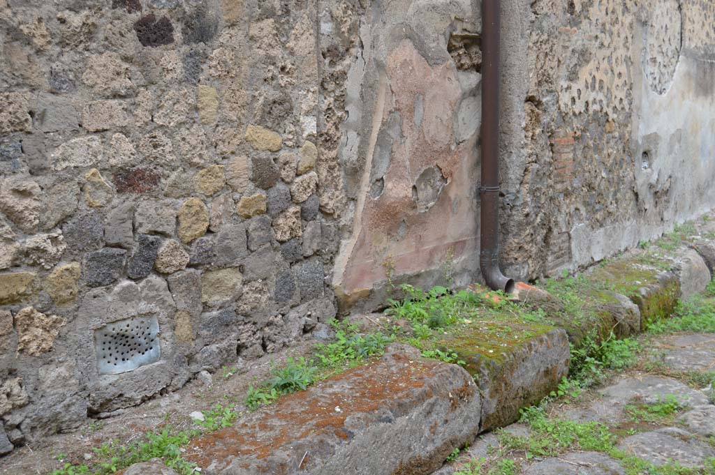VII.3.26 Pompeii. October 2017. Detail of front façade with plaster on east side of blocked doorway.
Foto Taylor Lauritsen, ERC Grant 681269 DÉCOR.