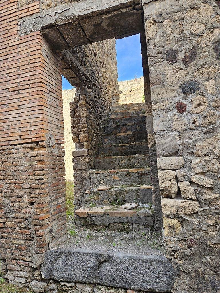 VII.3.27 Pompeii. November 2024.
Steps to upper floor, with doorway into VII.3.28 in west wall. Photo courtesy of Annette Haug.