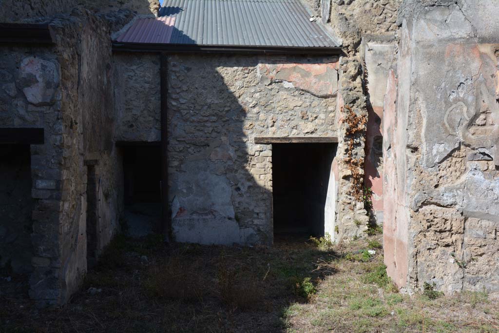 VII.3.29 Pompeii. October 2019. Room 6, looking north across tablinum towards doorway to cubiculum 10.
Foto Annette Haug, ERC Grant 681269 DÉCOR.
