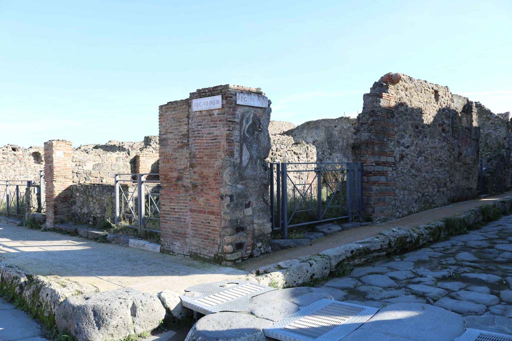 VII.3.40, Pompeii, right of centre, with VII.3.1, on left. December 2018.
Looking towards corner of junction with Via della Fortuna, on left, and Vicolo Storto, on right. Photo courtesy of Aude Durand.