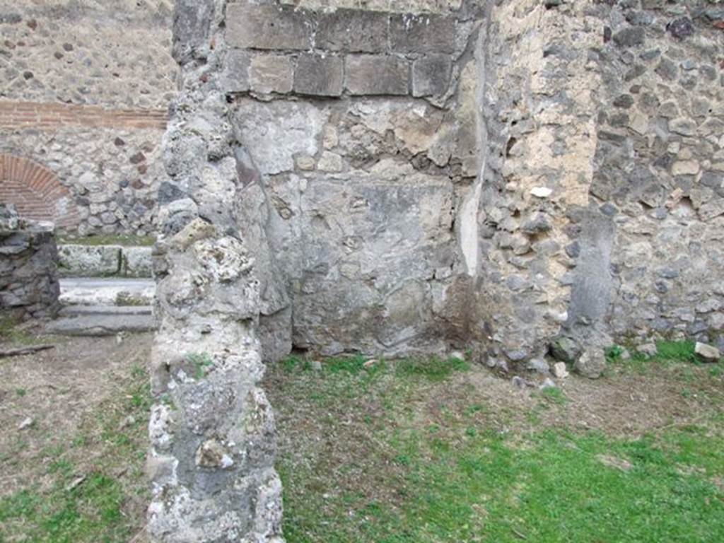 VII.3.40 December 2007. West wall of small rear room next to doorway at VII.3.39.