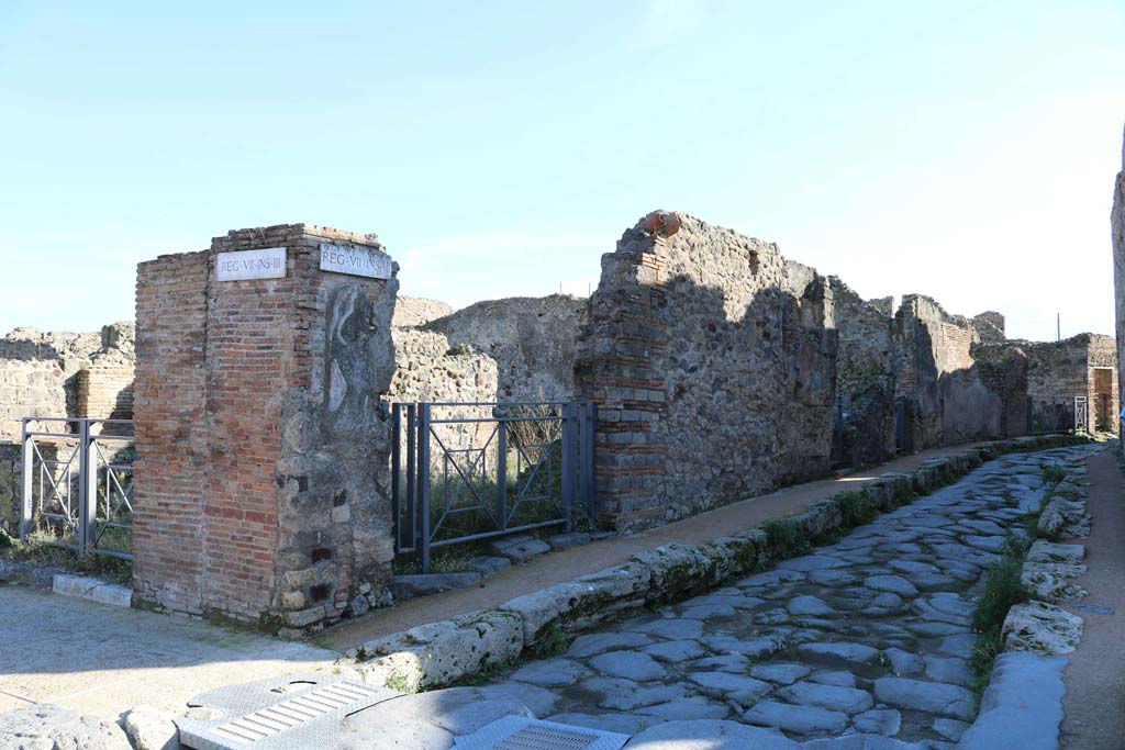 VII.3.40 Pompeii, left of centre, on east side of Vicolo Storto. December 2018.
Looking south from Via della Fortuna, with VII.3.1, on left. Photo courtesy of Aude Durand.