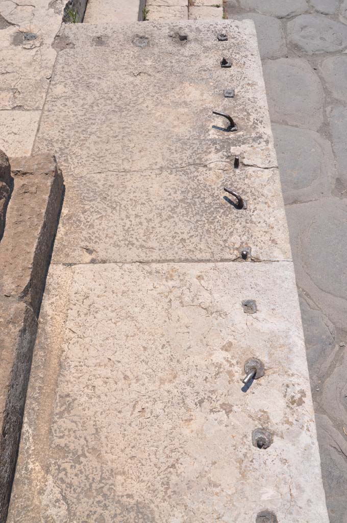 VII.4.1, Pompeii. July 2017. Looking south across central podium between the steps.
Foto Anne Kleineberg, ERC Grant 681269 DÉCOR.