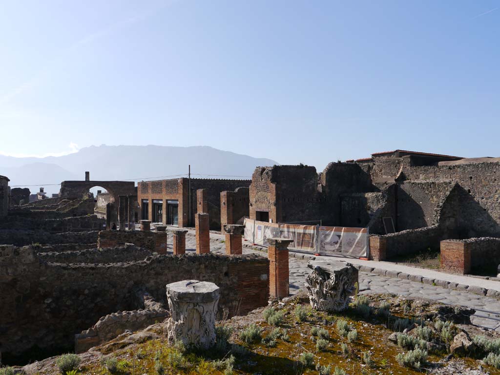 VII.4.1, Pompeii. March 2019. Looking south from upper podium, towards Via del Foro.
Foto Anne Kleineberg, ERC Grant 681269 DÉCOR.