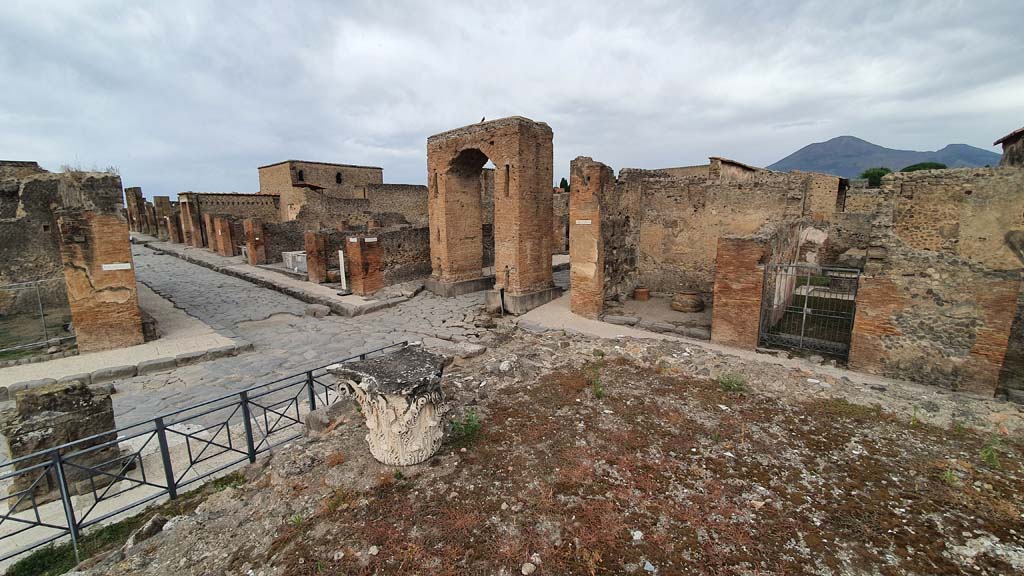 VII.4.1 Pompeii. August 2021.
Looking north-west towards junction of Via del Foro, Via delle Terme, Via Mercurio, and Via della Fortuna.
Foto Annette Haug, ERC Grant 681269 DÉCOR.