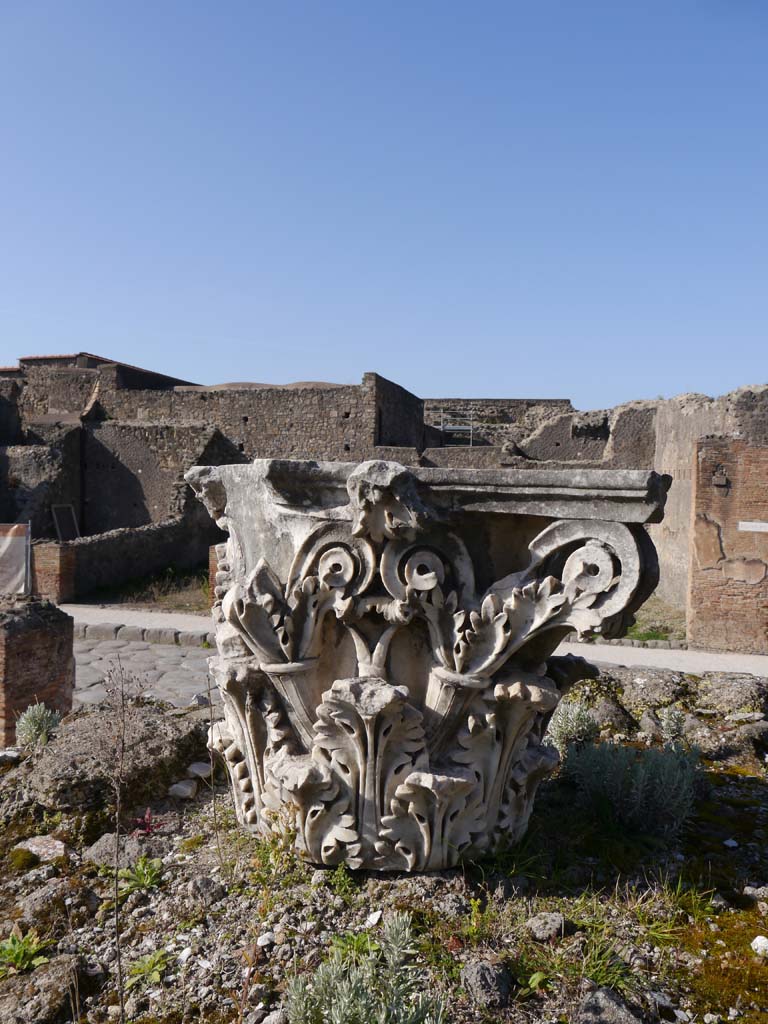 VII.4.1, Pompeii. March 2019. Capital on upper podium, looking west.
Foto Anne Kleineberg, ERC Grant 681269 DÉCOR.