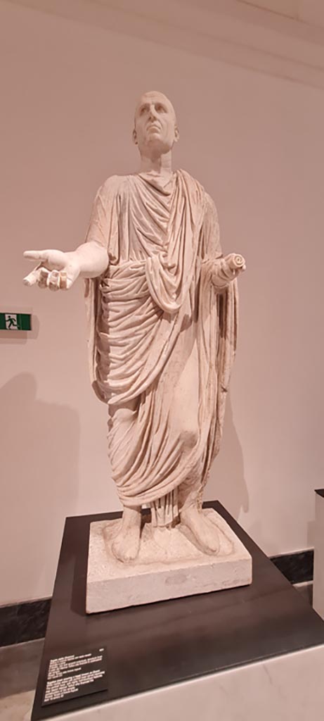 VII.4.1 Pompeii. April 2023. White marble statue of man wearing a toga known as Cicero but may depict Marcus Tullius who financed the construction of the temple.
On display in “Campania Romana” gallery in Naples Archaeological Museum, inventory number 6231.
Photo courtesy of Giuseppe Ciaramella.
Photo courtesy of Giuseppe Ciaramella.