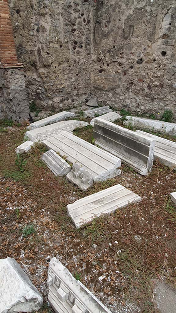 VII.4.1 Pompeii. August 2021.
Structural items, frames, cornices, etc., from Temple, in south-east corner of cella.
Foto Annette Haug, ERC Grant 681269 DÉCOR.