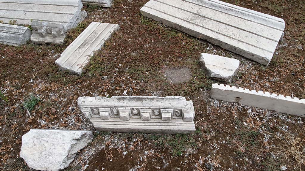 VII.4.1 Pompeii. August 2021. Structural items, frames, cornices, etc., from Temple, in cella.
Foto Annette Haug, ERC Grant 681269 DÉCOR.