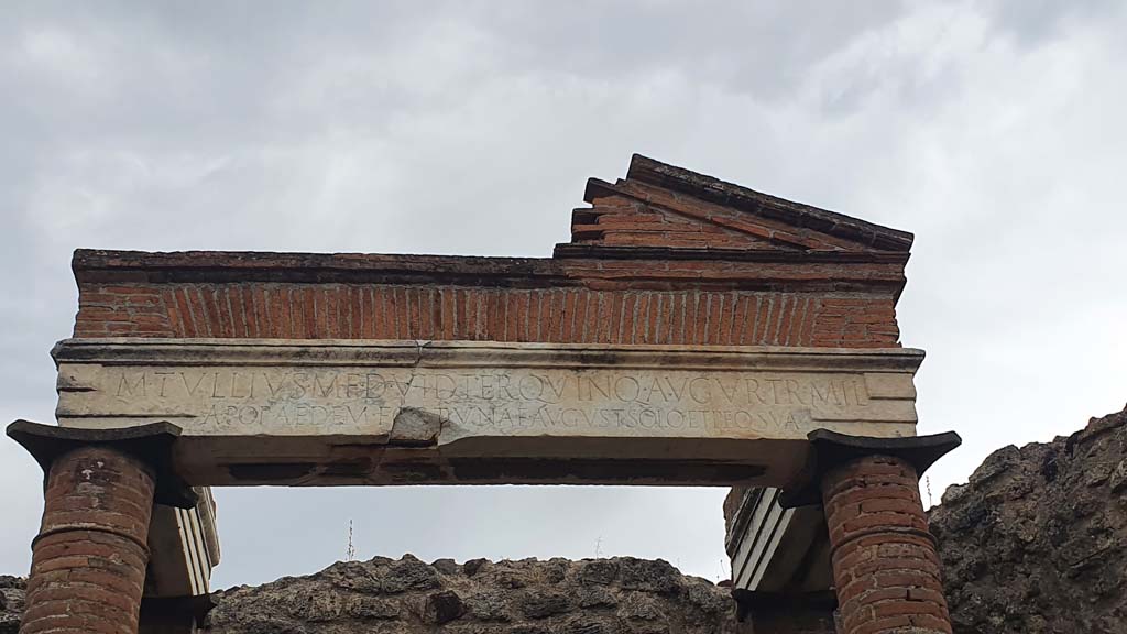 VII.4.1 Pompeii. August 2021. Aedicula with inscription.
Foto Annette Haug, ERC Grant 681269 DÉCOR.