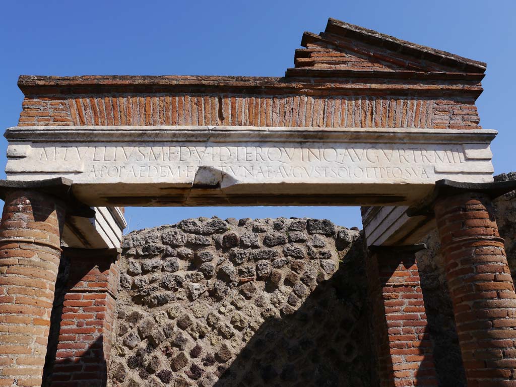 VII.4.1 Pompeii. March 2019. Detail of inscription at top of aedicula.
Foto Anne Kleineberg, ERC Grant 681269 DÉCOR.
