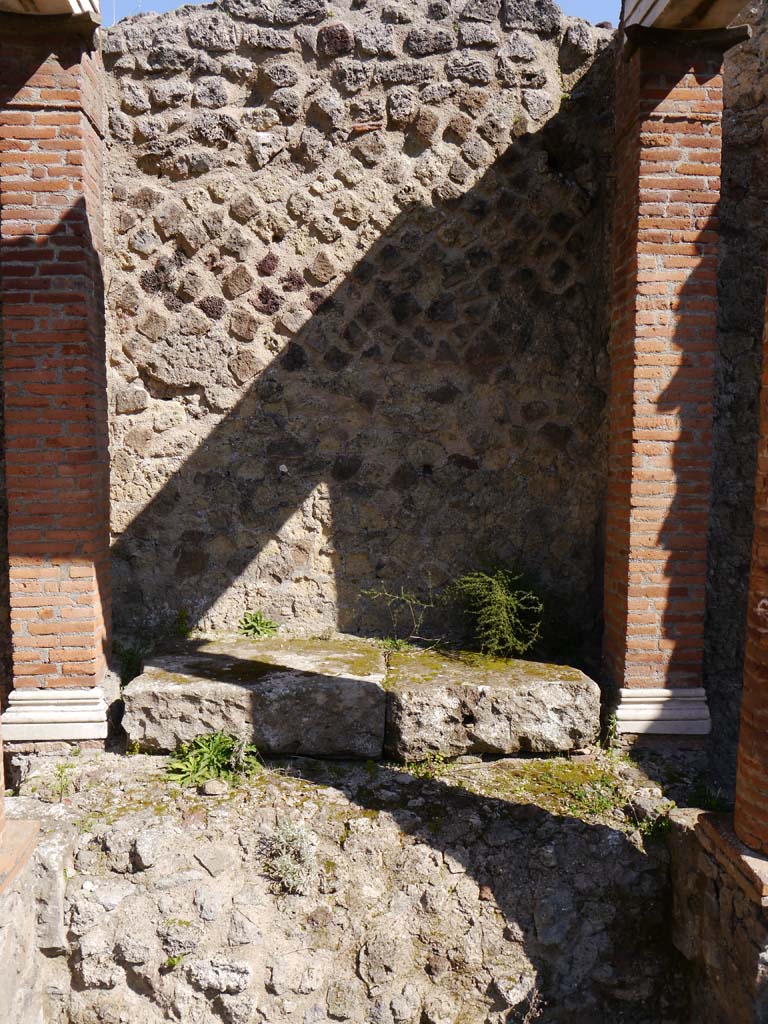 VII.4.1 Pompeii. March 2019. Detail of base of aedicula.
Foto Anne Kleineberg, ERC Grant 681269 DÉCOR.