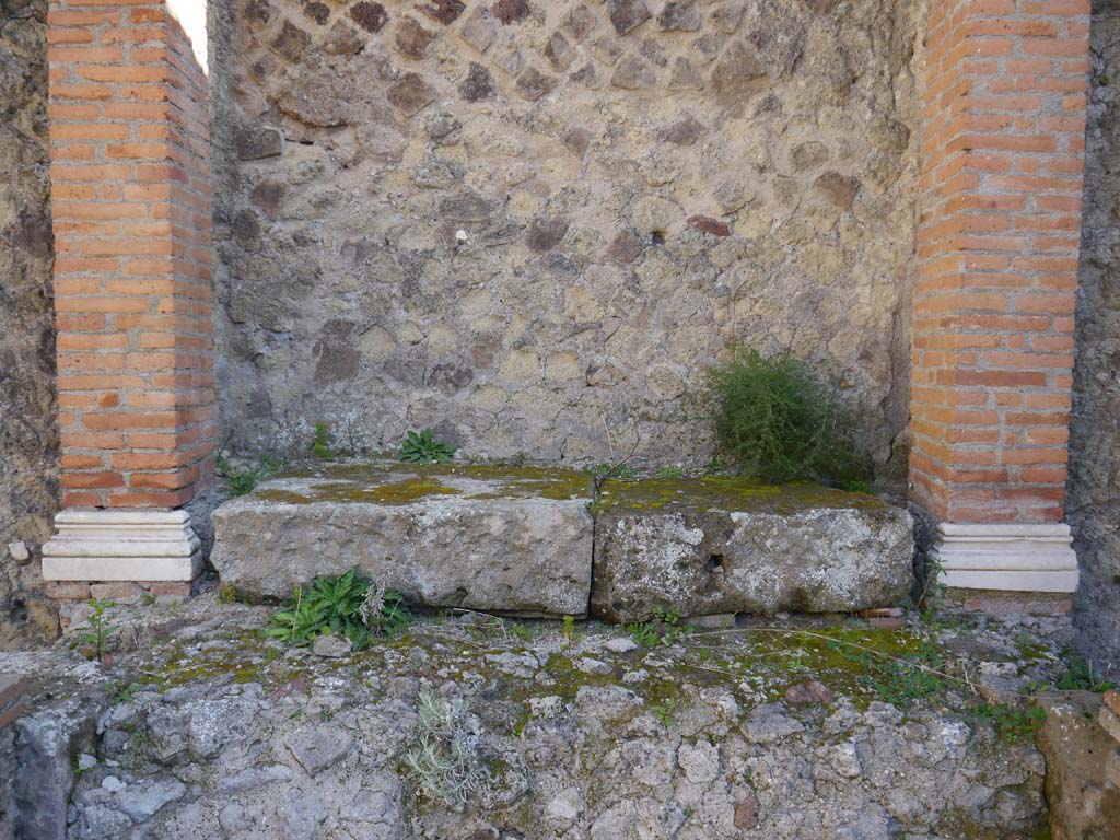 VII.4.1, Pompeii. March 2019. Detail of base, looking east.
Foto Anne Kleineberg, ERC Grant 681269 DÉCOR.
