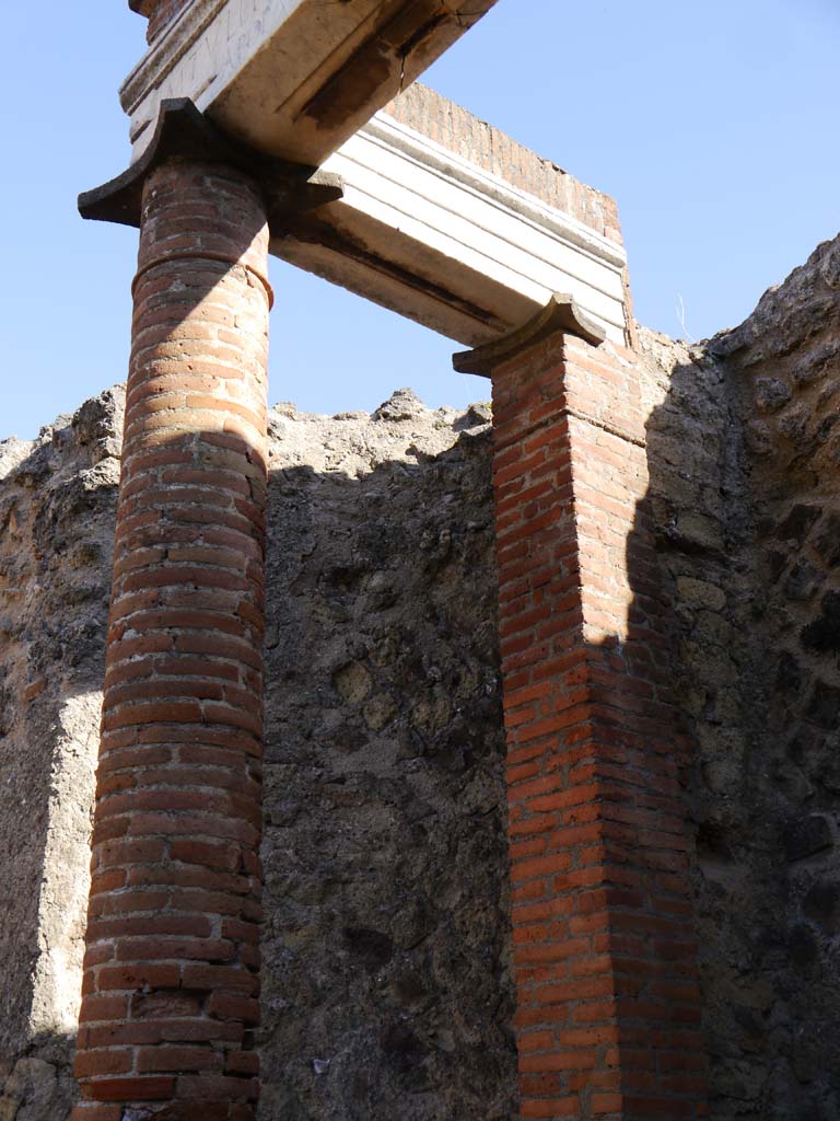 VII.4.1, Pompeii. March 2019. Detail of aedicula, north side
Foto Anne Kleineberg, ERC Grant 681269 DÉCOR.