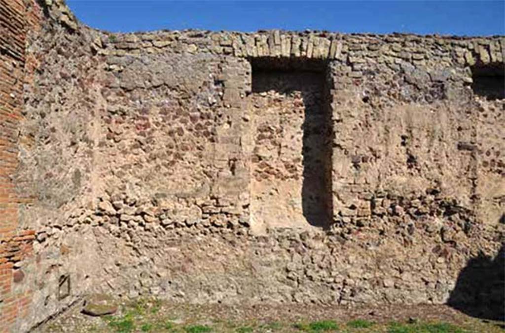 VII.4.1 Pompeii. 2017. Western section of the north wall of the cella, internal face, with recesses.
The opus incertum is made mainly from Sarno limestone in the lower and middle parts, and mostly in volcanic slag (cruma) in the upper part. The last rows of yellow tufa correspond to a restoration of the nineteenth century.
Photo © Mission archéologique du Temple de Fortune.
See Arnaud Coutelas, Thomas Creissen et William Van Andringa, Un Chantier Pour Les Dieux : La Construction Du Temple De Fortune Auguste A Pompéi. C.E.F.R. 534. École française de Rome.