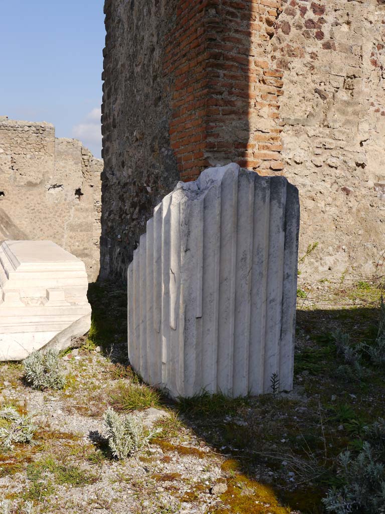 VII.4.1, Pompeii. March 2019. Structural item on north side of entrance doorway on upper podium/portico.
Foto Anne Kleineberg, ERC Grant 681269 DÉCOR.