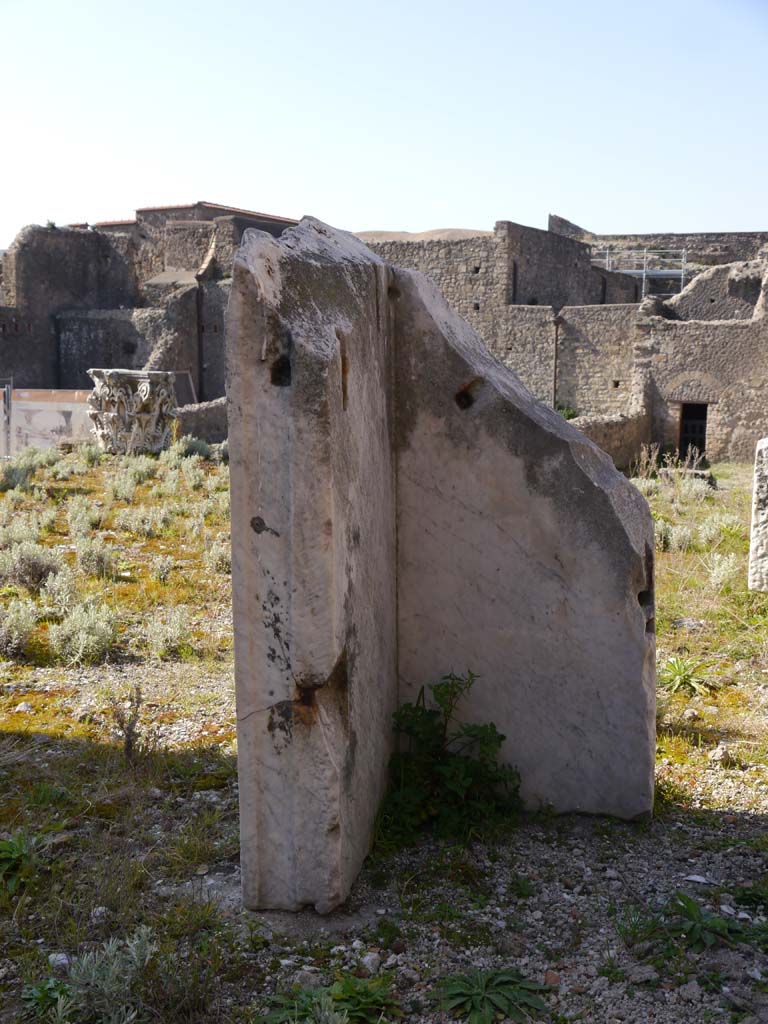 VII.4.1, Pompeii. March 2019.
Rear side, (looking west) of item near north side of entrance doorway, on upper podium/portico.
Foto Anne Kleineberg, ERC Grant 681269 DÉCOR.