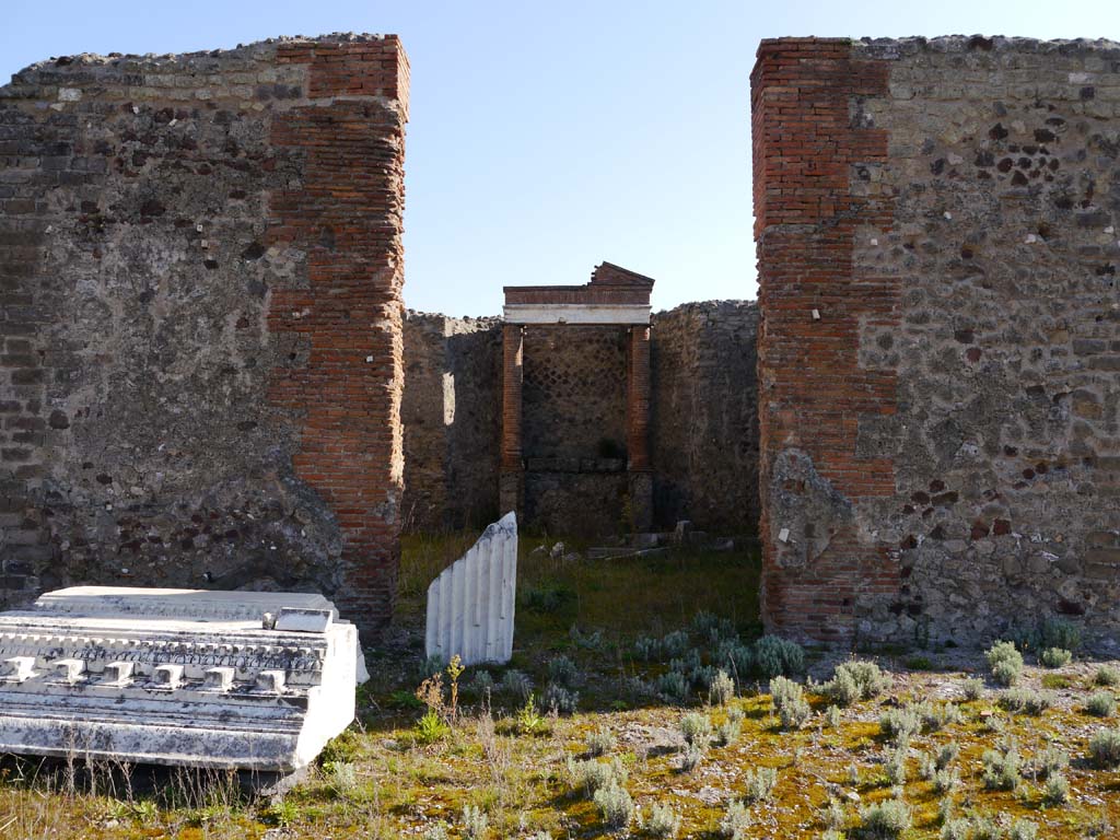 VII.4.1, Pompeii. March 2019. Entrance doorway to cella/sanctuary, looking east from podium/portico.
Foto Anne Kleineberg, ERC Grant 681269 DÉCOR.