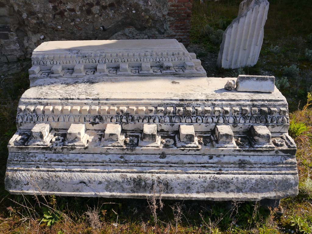VII.4.1, Pompeii. March 2019. Items from Temple near north side of entrance doorway, looking east.
Foto Anne Kleineberg, ERC Grant 681269 DÉCOR.