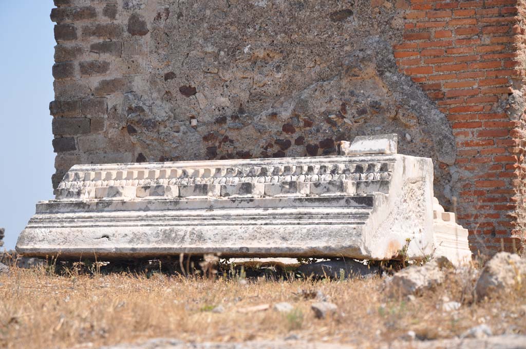 VII.4.1, Pompeii. July 2017. Item from Temple near north side of entrance doorway, looking east.
Foto Anne Kleineberg, ERC Grant 681269 DÉCOR.