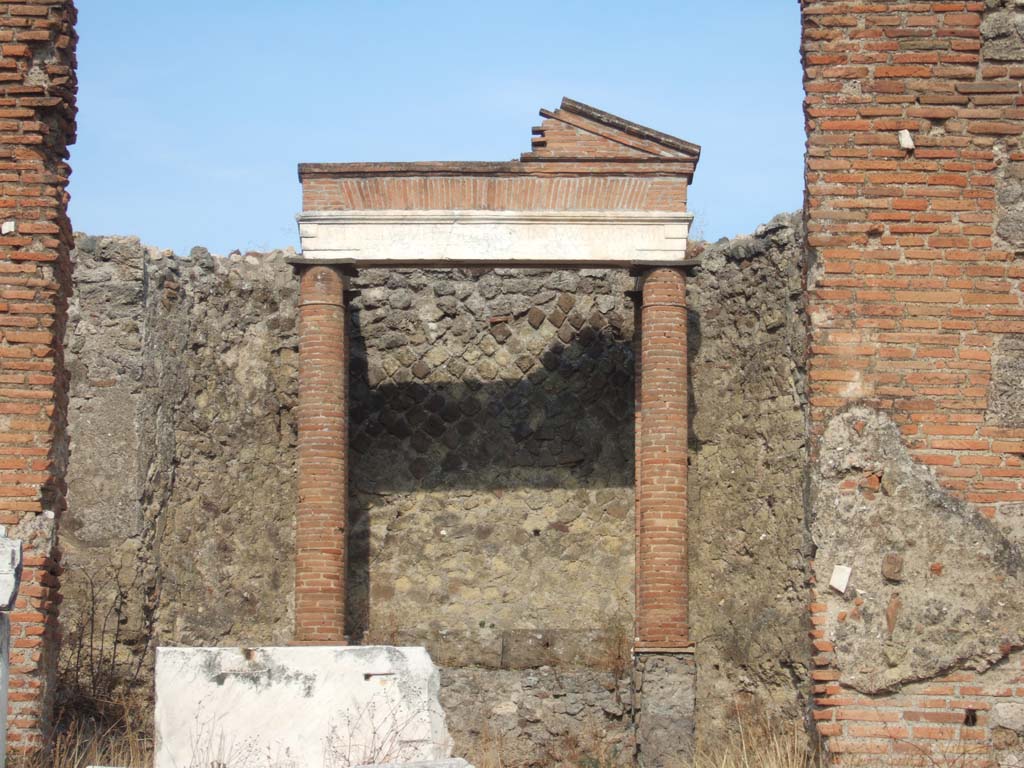 VII.4.1 Pompeii. September 2005. Sacred area or cella.
At the rear against the east wall was a recess which would have been for a statue of Fortuna.
This is said by some to be now in Naples Archaeological Museum, inventory number 6362.
The recess was bordered by two pilasters.