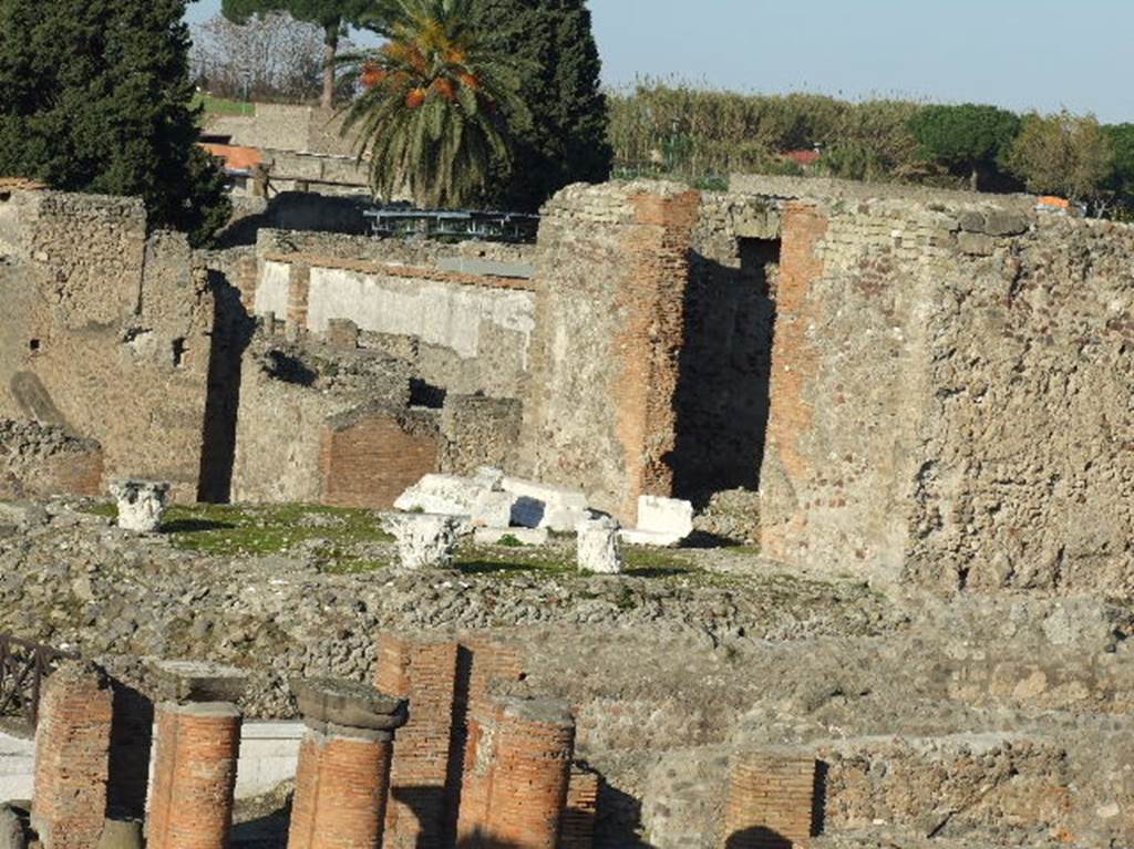 VII.4.1 Pompeii. December 2007. Podium and sacred area from roof of VII.5.19 modern restaurant.