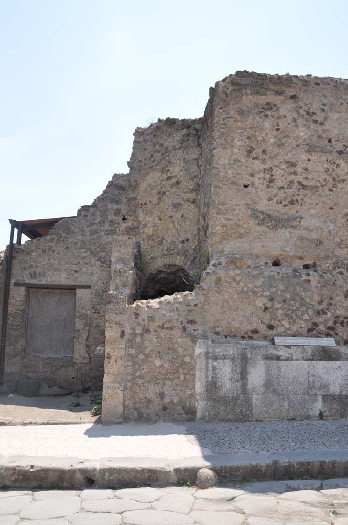 VII.4.1, Pompeii. July 2017.
Looking south to blocked doorway in north exterior side wall on Via della Fortuna.
Foto Anne Kleineberg, ERC Grant 681269 DÉCOR.