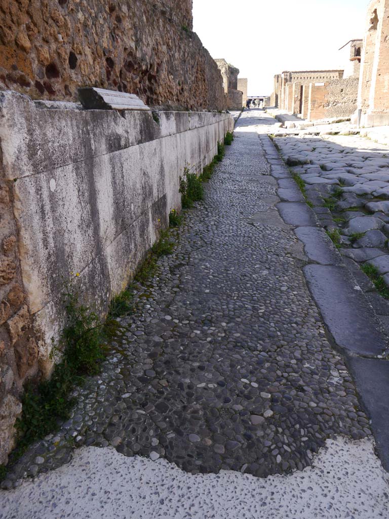 VII.4.1, Pompeii. March 2019. Looking west along north boundary wall on Via della Fortuna.
Foto Anne Kleineberg, ERC Grant 681269 DÉCOR.