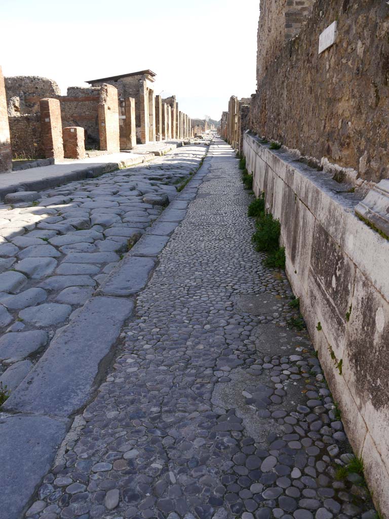 VII.4.1 Pompeii. March 2019. Looking east along north boundary wall on Via della Fortuna.
Foto Anne Kleineberg, ERC Grant 681269 DÉCOR.