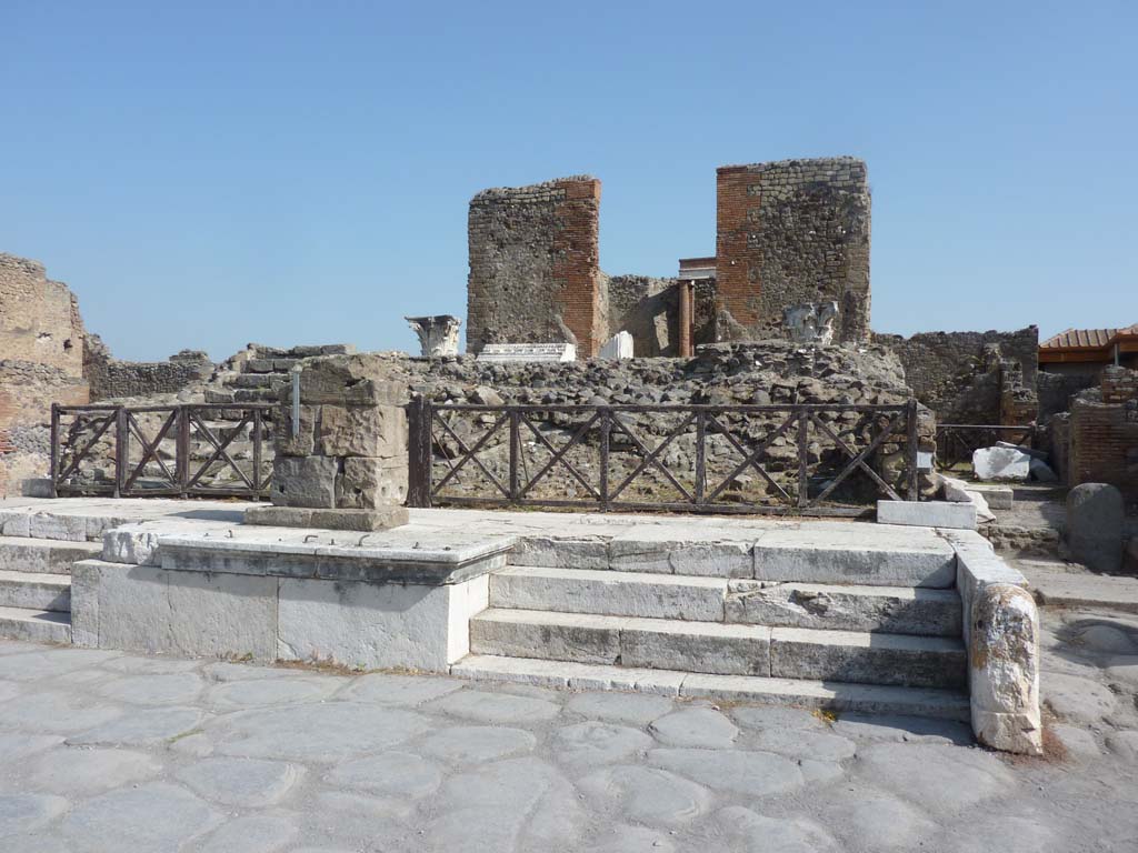 VII.4.1 Pompeii, on left, with VII.4.2, on right. October 2014. Looking north-east on Via del Foro.
Foto Annette Haug, ERC Grant 681269 DÉCOR.
