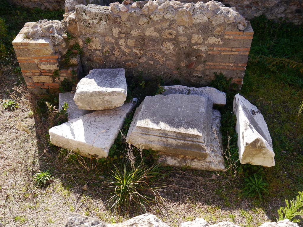 VII.4.2, Pompeii. March 2019. Material stored near south wall of VII.4.2, looking south.
Foto Anne Kleineberg, ERC Grant 681269 DÉCOR.