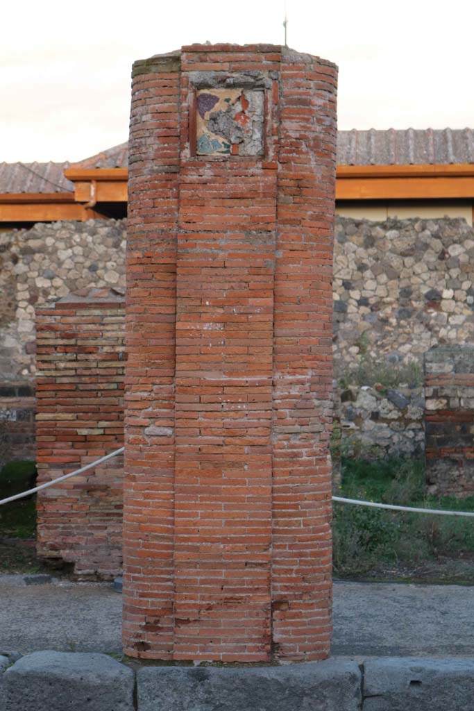 VII.4.6 Pompeii. December 2018.
Masonry pillar and plaque in portico on east side of Via del Foro. Photo courtesy of Aude Durand.