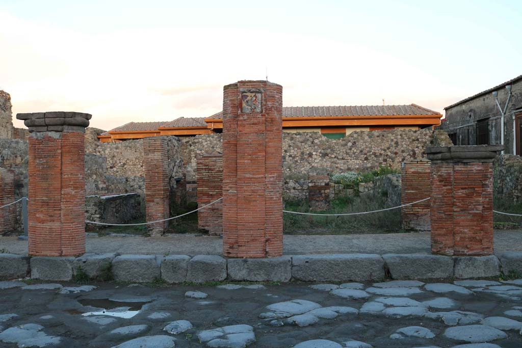 VII.4.6 Pompeii, on right of pilaster. December 2018.
Looking east towards entrance doorway behind portico on Via del Foro. Photo courtesy of Aude Durand.