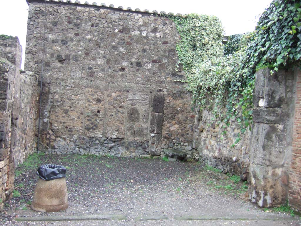 VII.4.9 Pompeii. December 2005. Looking east from entrance.
In August 1823, graffiti were found painted on the pilaster between VII.4.9 and VII.4.10, on the right (see VII.4.10).
According to Della Corte, he thought CIL IV 515, found on the pilaster on the right, should have read – Euhodus rog(at).
He thought this would have been the shop of Euhodus.
See Della Corte, M., 1965. Case ed Abitanti di Pompei. Napoli: Fausto Fiorentino. (p. 146)