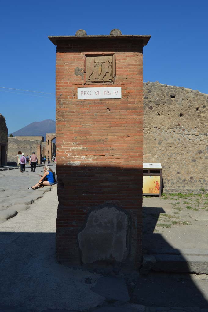 VII.4.16 Pompeii. October 2017. Looking towards pilaster on west side of entrance doorway.
Foto Taylor Lauritsen, ERC Grant 681269 DÉCOR.